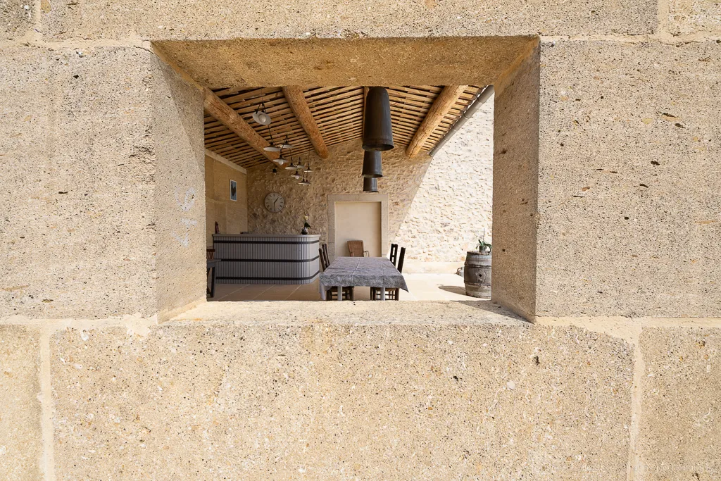 Ouverture d’un séjour vers une terrasse en pierres, rénovation d’une bastide dans le Var