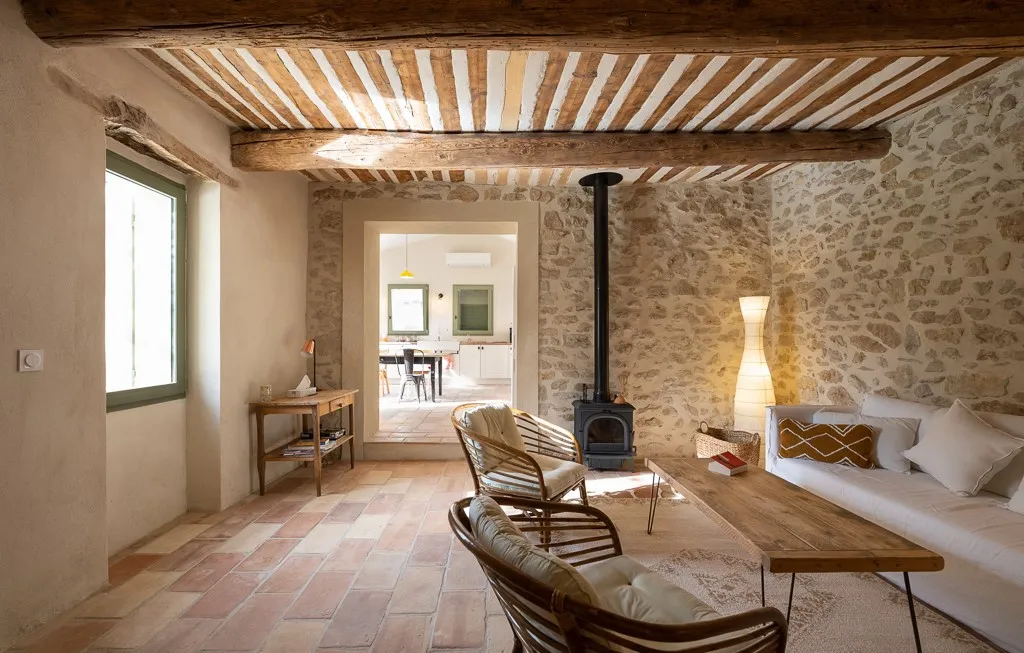 Séjour rénové avec plafond provençal à poutres apparentes