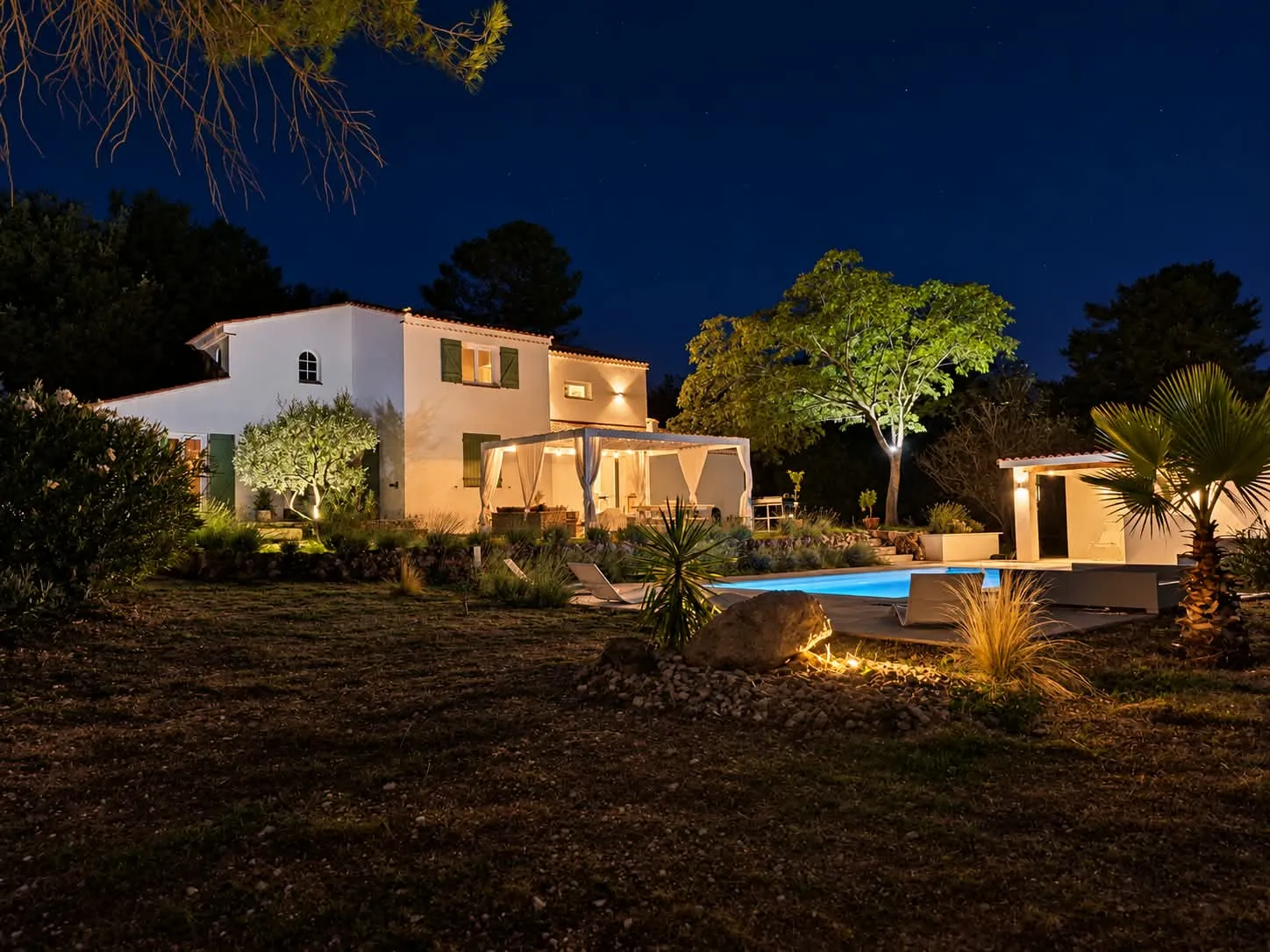 Villa et jardin aménagés, éclairés de nuit
