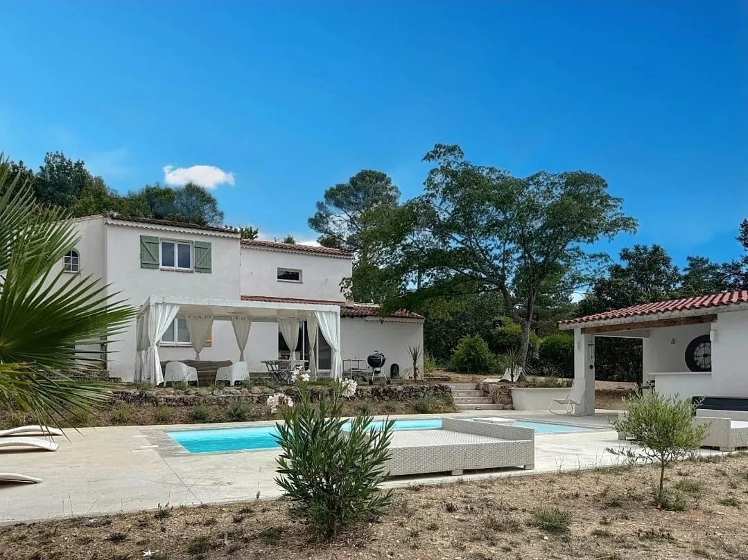 Villa rénovée avec piscine et terrasse dans le centre Var